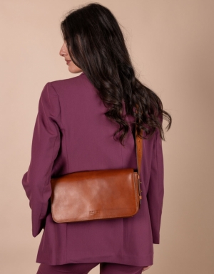 GINA BAGUETTE - COGNAC CLASSIC LEATHER CoGNAC