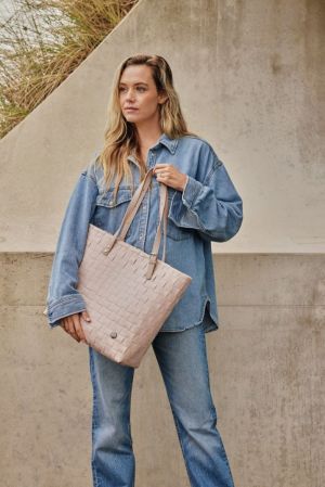 OLIVIA SHOPPER NUDE
