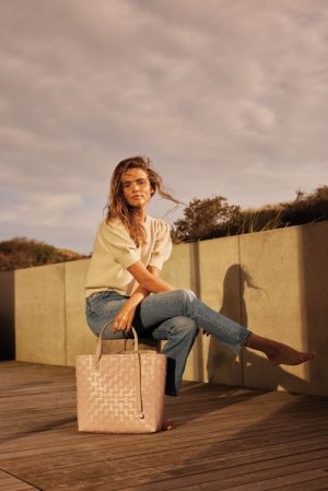 OLIVIA SHOPPER NUDE
