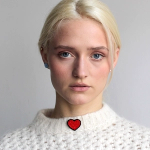 RODE HART BROCHE ROOD