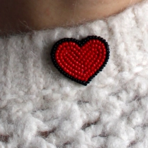 RODE HART BROCHE ROOD