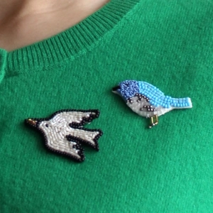 BLAUWE VOGEL BROCHE 